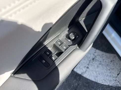 Certified 2025 Volkswagen Tiguan SE AWD/4WD image 12