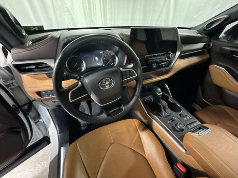 Used 2022 Toyota Highlander Platinum image 15