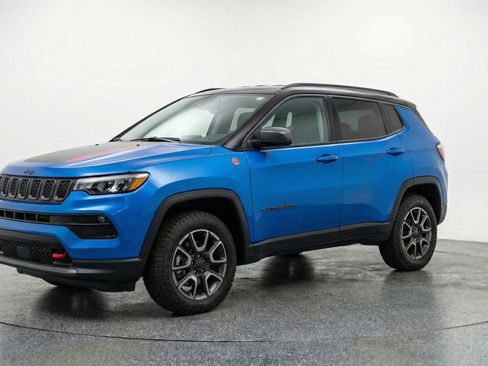 Used 2025 Jeep Compass Trailhawk image 3