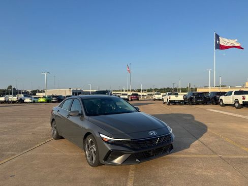Used 2025 Hyundai Elantra SEL FWD image 1