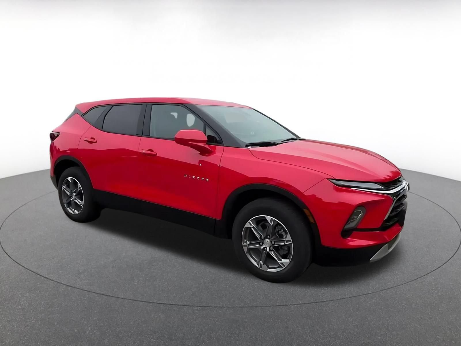 Used 2026 Chevrolet Blazer LT FWD image 2
