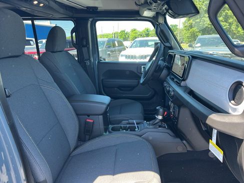 New 2025 Jeep Gladiator Sport image 22