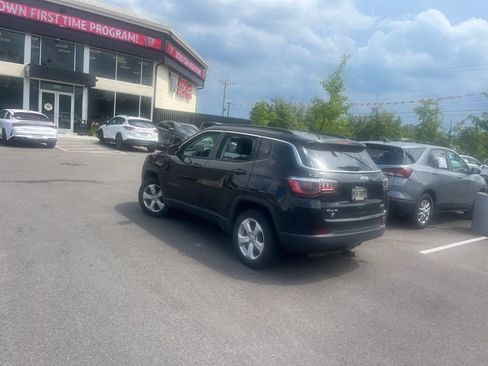 Used 2018 Jeep Compass Latitude w/ Cold Weather Group AWD/4WD image 3