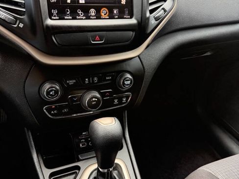Used 2017 Jeep Cherokee Latitude w/ Comfort & Sound Group FWD image 28