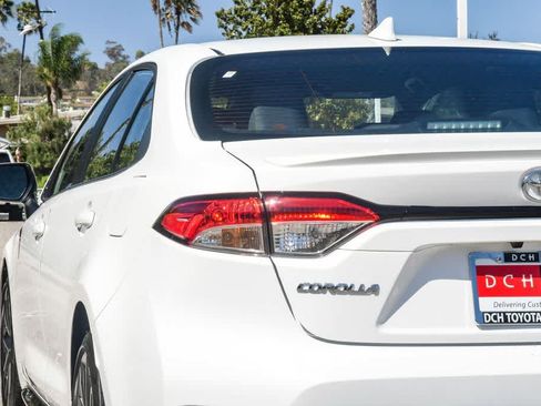Used 2025 Toyota Corolla SE w/ Convenience Package FWD image 6