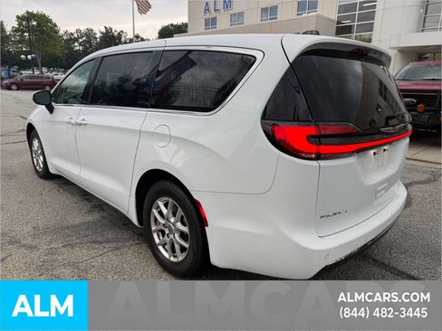 Used 2023 Chrysler Pacifica Touring-L FWD image 11