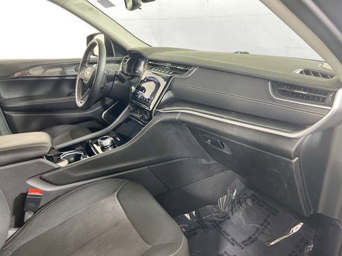 Used 2022 Jeep Grand Cherokee Laredo w/ Luxury Tech Group I image 27