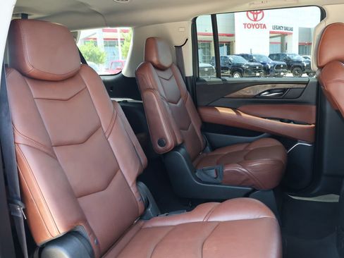 Used 2016 Cadillac Escalade ESV Luxury RWD image 34