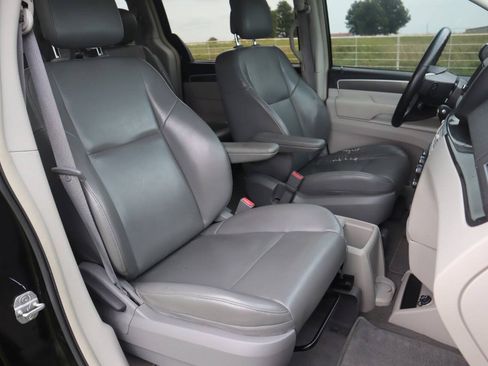Used 2010 Volkswagen Routan SE FWD image 6