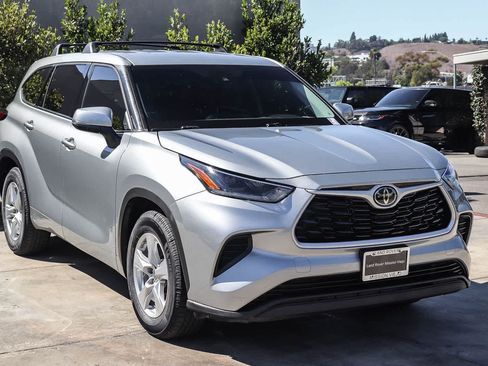Used 2021 Toyota Highlander L FWD image 1