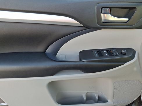 Used 2019 Toyota Highlander XLE image 13