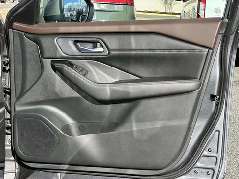 Used 2022 Nissan Rogue SV w/ SV Premium Package image 9