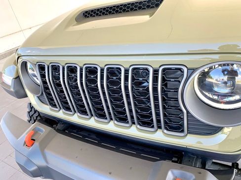 Used 2025 Jeep Gladiator Mojave w/ Convenience Group AWD/4WD image 2