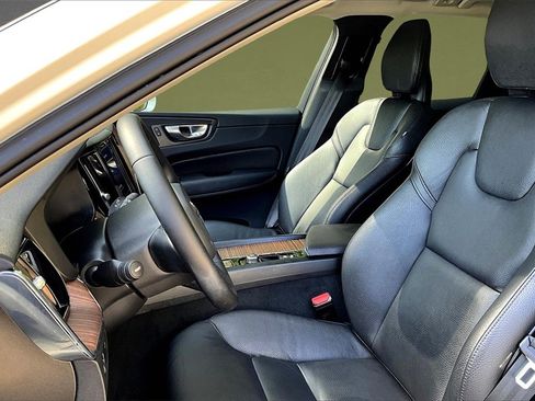 Certified 2022 Volvo XC60 B5 Momentum image 18