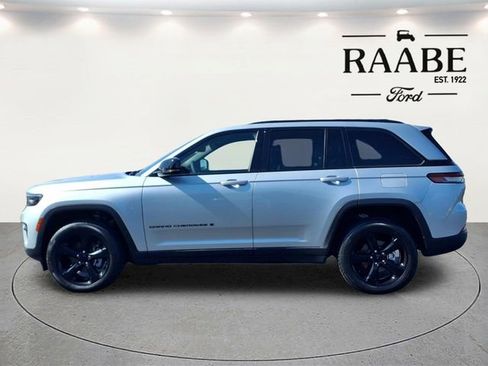 Used 2023 Jeep Grand Cherokee Altitude AWD/4WD image 4