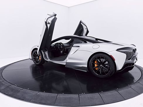 Used 2023 McLaren Artura RWD image 23