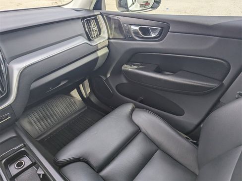 Used 2019 Volvo XC60 T5 Momentum w/ Multimedia Package image 17