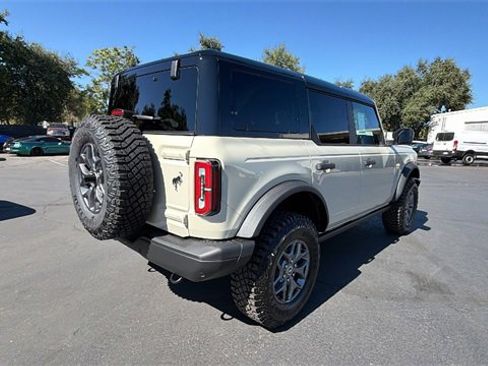 New 2025 Ford Bronco Badlands image 4