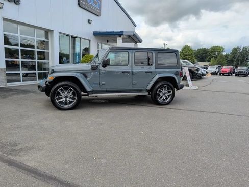Used 2024 Jeep Wrangler Unlimited AWD/4WD image 19