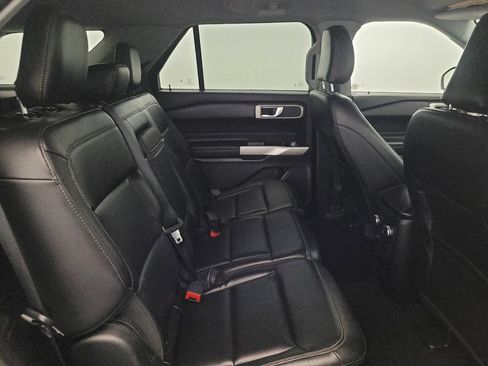 Used 2021 Ford Explorer XLT w/ Equipment Group 202A AWD/4WD image 19