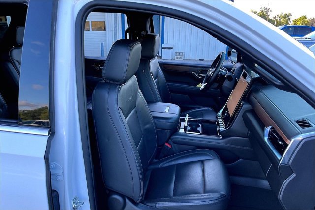 Used 2025 GMC Yukon Denali AWD/4WD image 30