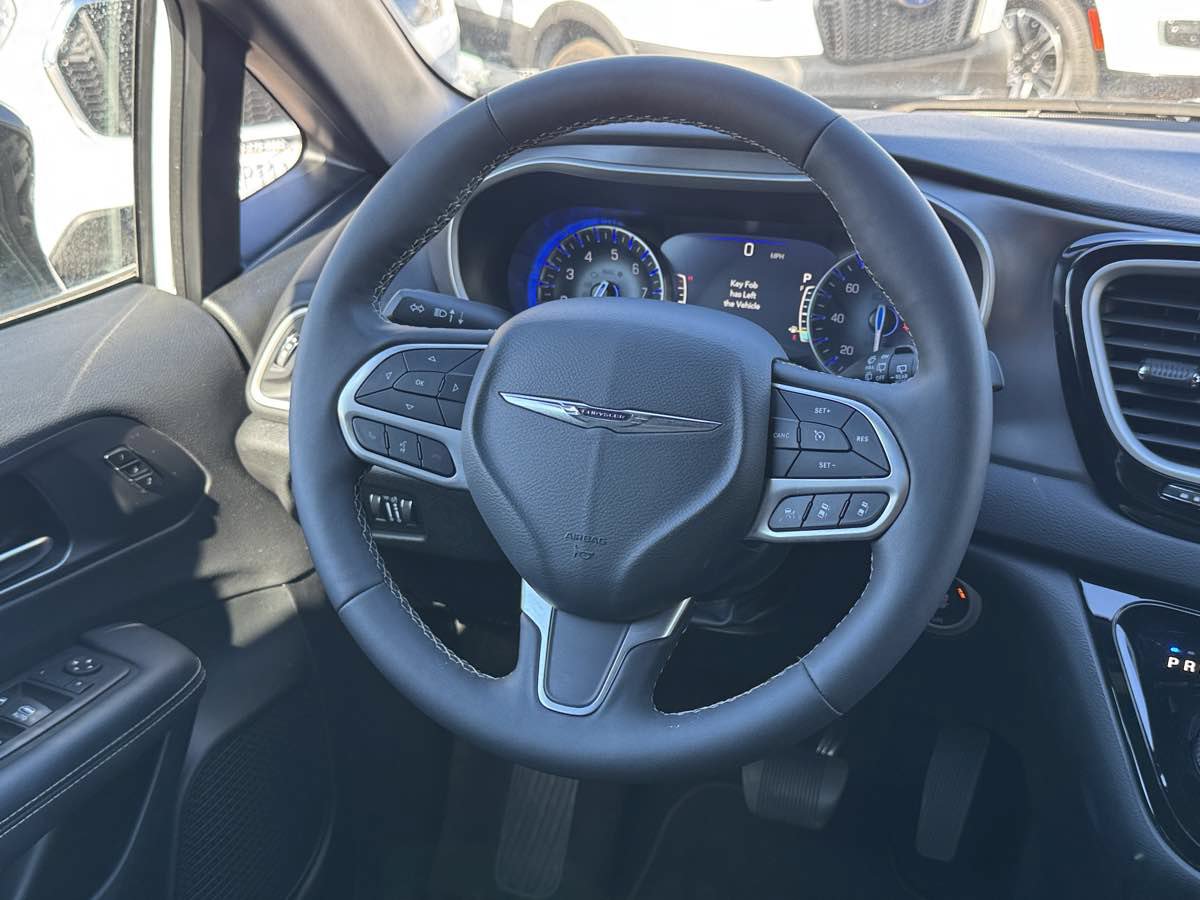 Used 2026 Chrysler Pacifica Select FWD image 22