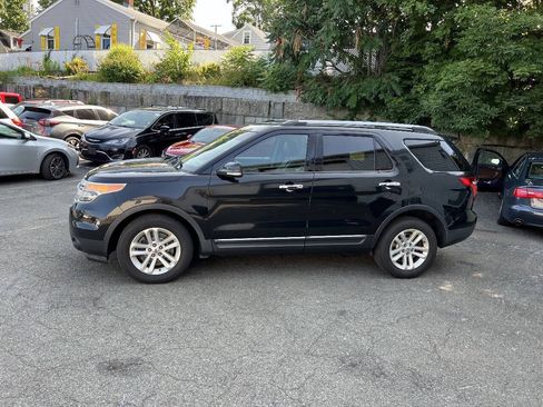 Used 2014 Ford Explorer XLT w/ Equipment Group 202A AWD/4WD image 12