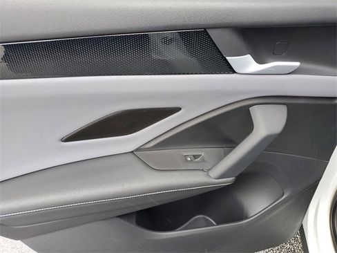 New 2025 Volkswagen Tiguan SE image 14