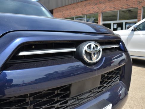 Used 2021 Toyota 4Runner SR5 Premium w/ Moonroof Package AWD/4WD image 8