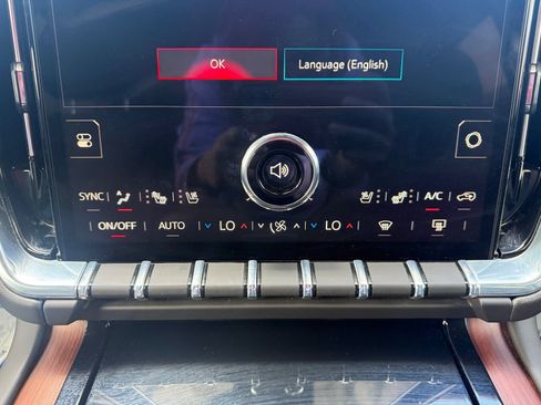 Used 2025 GMC Yukon XL Denali w/ Sun & Power Step Package AWD/4WD image 18