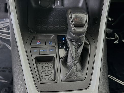 Used 2021 Toyota RAV4 XLE w/ Convenience Package FWD image 21