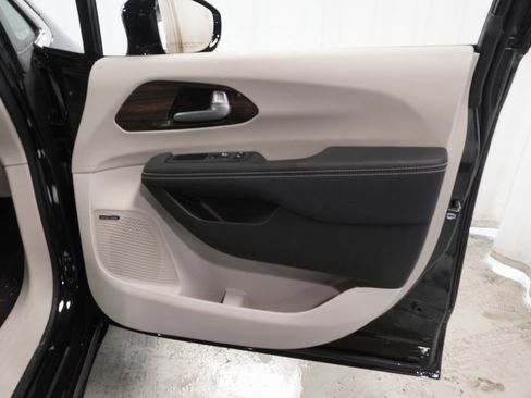 New 2023 Chrysler Pacifica Limited w/ Uconnect Theater Family Group image 34