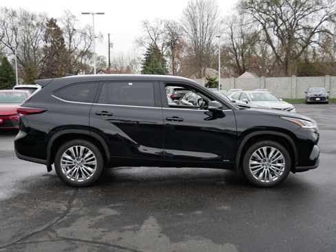 Used 2024 Toyota Highlander Platinum image 8