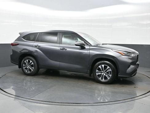 Used 2024 Toyota Highlander XLE AWD/4WD image 7