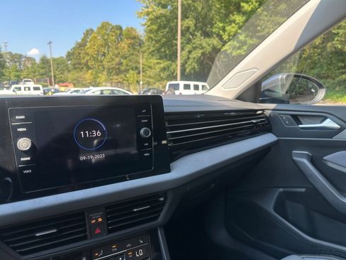Used 2025 Volkswagen Jetta SE image 35