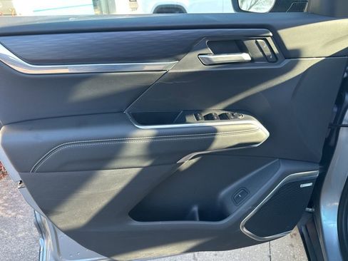 Used 2025 GMC Acadia Elevation image 17