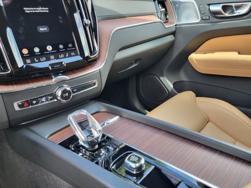Certified 2023 Volvo XC60 B5 Ultimate w/ Protection Package Premier AWD/4WD image 19