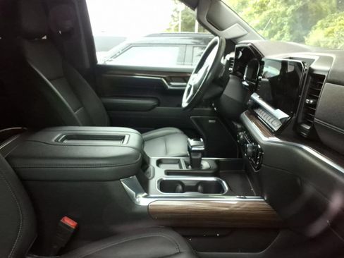 Used 2022 Chevrolet Silverado 1500 LT Trail Boss w/ LT Trail Boss Premium Package AWD/4WD image 4