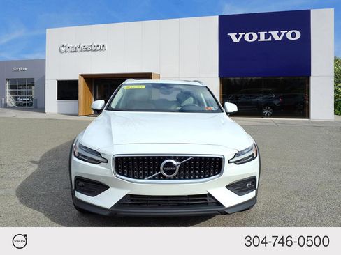 Certified 2022 Volvo V60 T5 Cross Country w/ Climate Package image 8