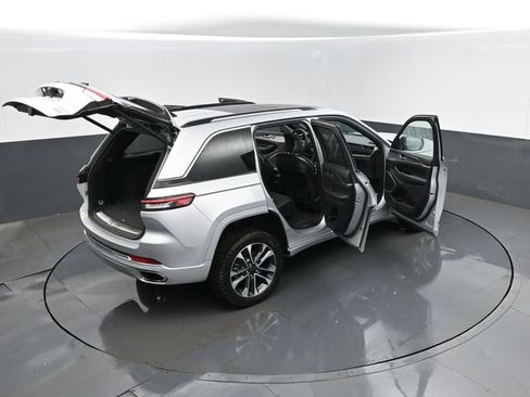 Used 2023 Jeep Grand Cherokee Overland w/ Luxury Tech Group IV AWD/4WD image 30