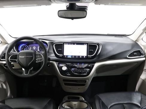 Used 2024 Chrysler Pacifica Touring-L FWD image 14