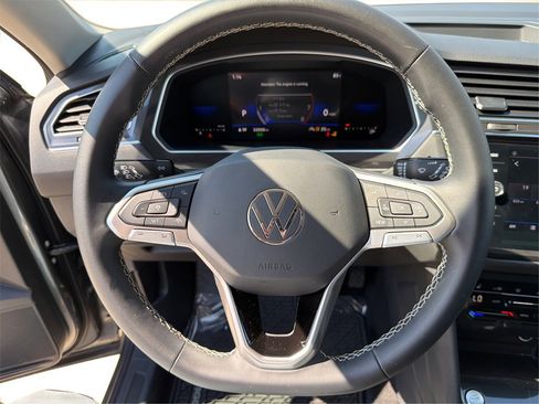 Used 2023 Volkswagen Tiguan SE image 17