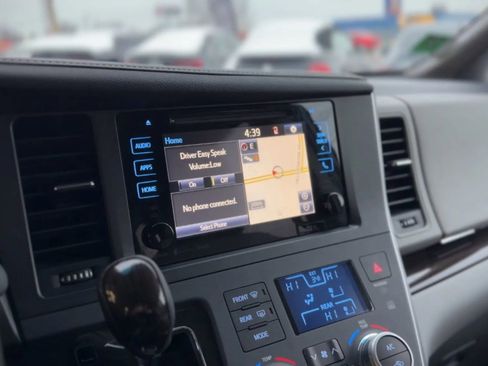 Used 2017 Toyota Sienna XLE image 17