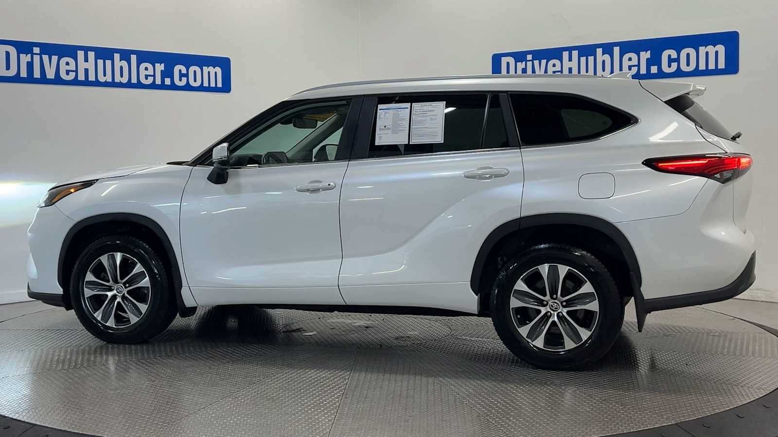 Used 2023 Toyota Highlander XLE AWD/4WD image 5