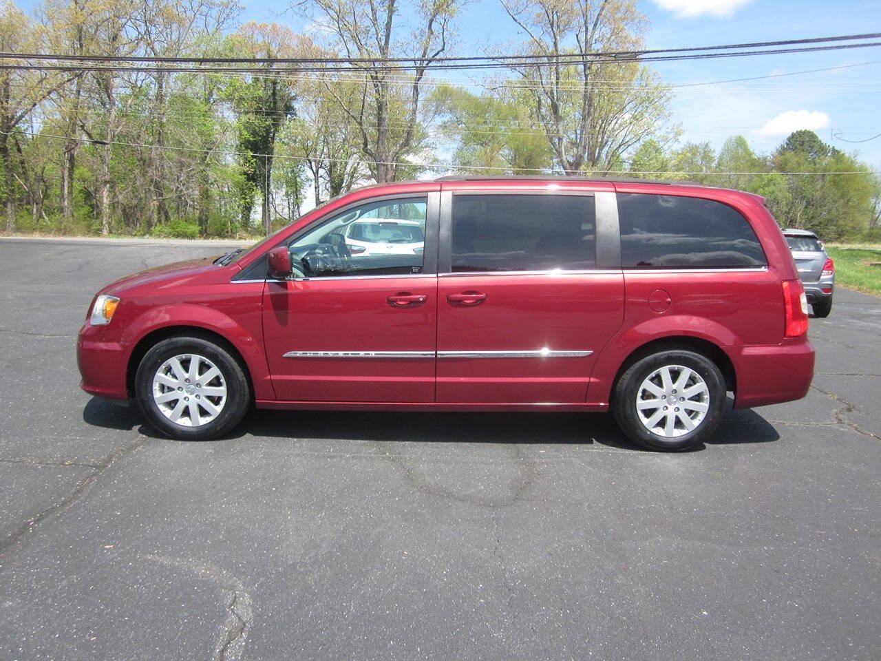 Used 2015 Chrysler Town & Country Touring FWD image 1