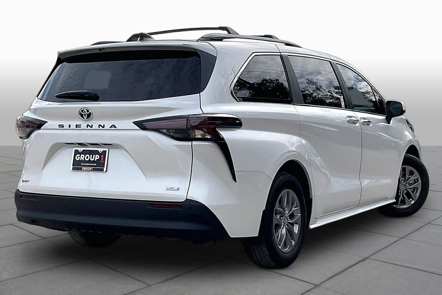 Used 2025 Toyota Sienna XLE FWD image 12