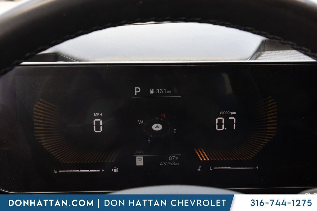 Used 2025 Kia Carnival FWD image 7
