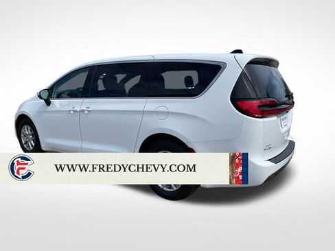 Used 2023 Chrysler Pacifica Touring-L FWD image 3