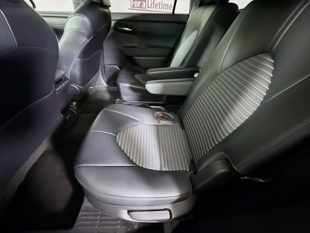 Used 2023 Toyota Highlander XSE AWD/4WD image 28