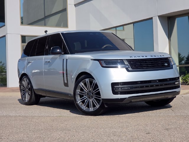 Used 2023 Land Rover Range Rover SE AWD/4WD image 2